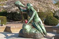 Weibliche Fabelfigur auf dem Stuhlmannbrunnen