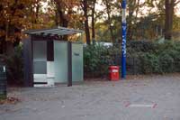 Gedenkplatte mit Pissoir