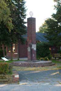 Backsteinsäle vor der Auferstehungskirche Lurup